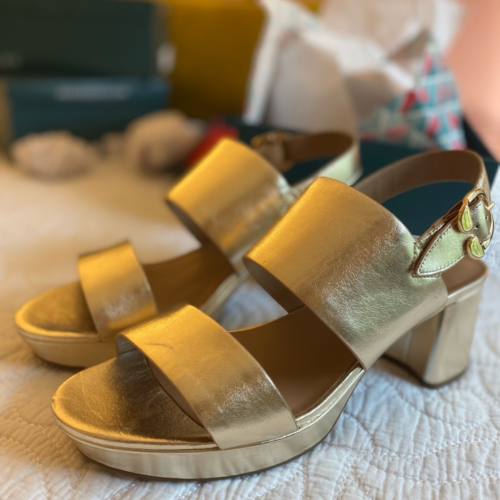 NWT AEROSOLES- Camera -Block Heel